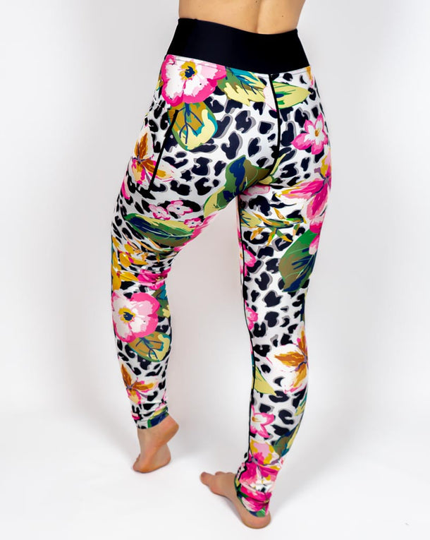 Kvinde i højtaljede mønstrede leggings. Tights har lommer på begge sider. Meget elastiske og squat proof.