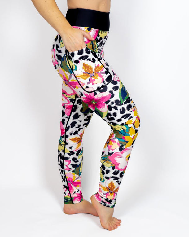 Kvinde i højtaljede mønstrede leggings. Tights har lommer på begge sider. Meget elastiske og squat proof.