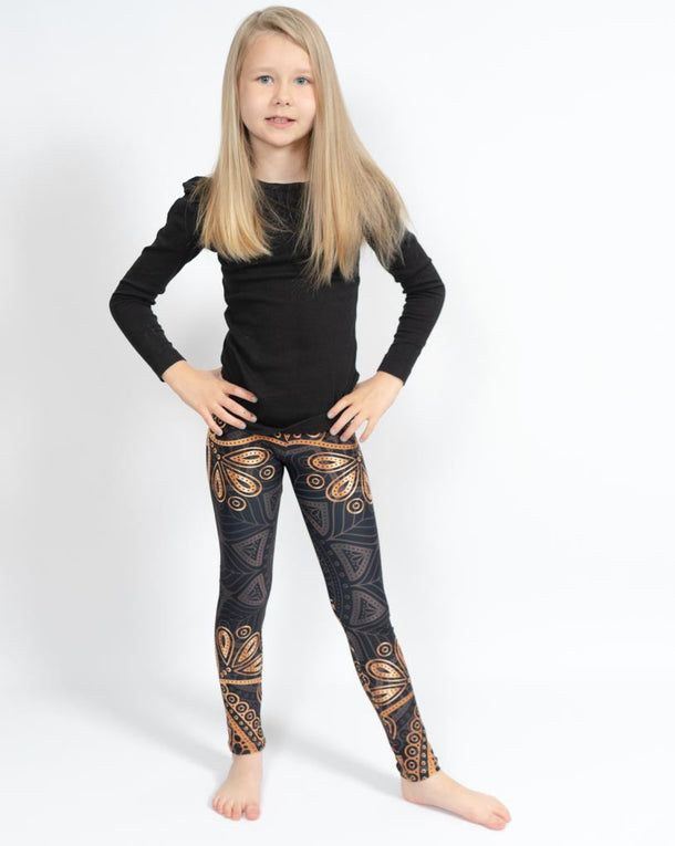Barn i højtaljede mønstrede leggings. Meget elastiske og perfekt til leg og hverdag. Ikke gennemsigtige.