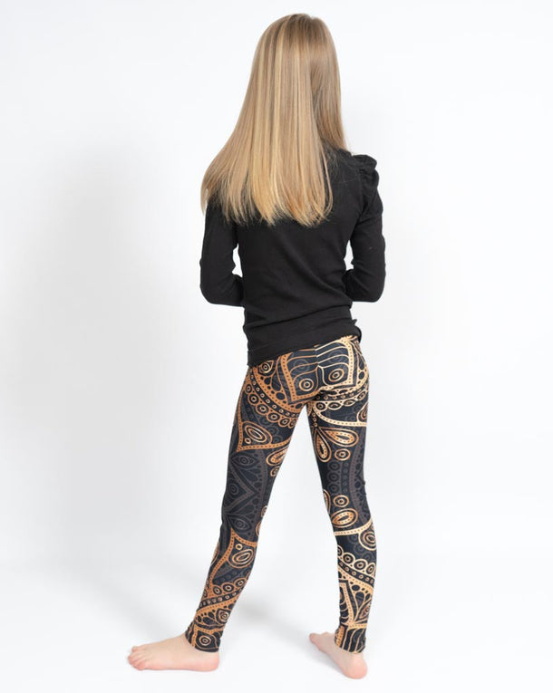 Barn i højtaljede mønstrede leggings. Meget elastiske og perfekt til leg og hverdag. Ikke gennemsigtige.