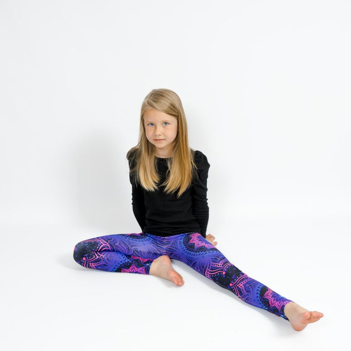 Barn i højtaljede mønstrede leggings. Meget elastiske og perfekt til leg og hverdag. Ikke gennemsigtige.
